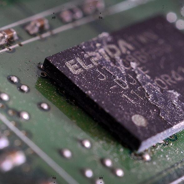 Módulo de memoria sobre una placa electrónica, cubierto de gotas