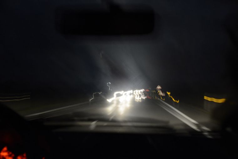 Carretera de nit vista des del parabrisa