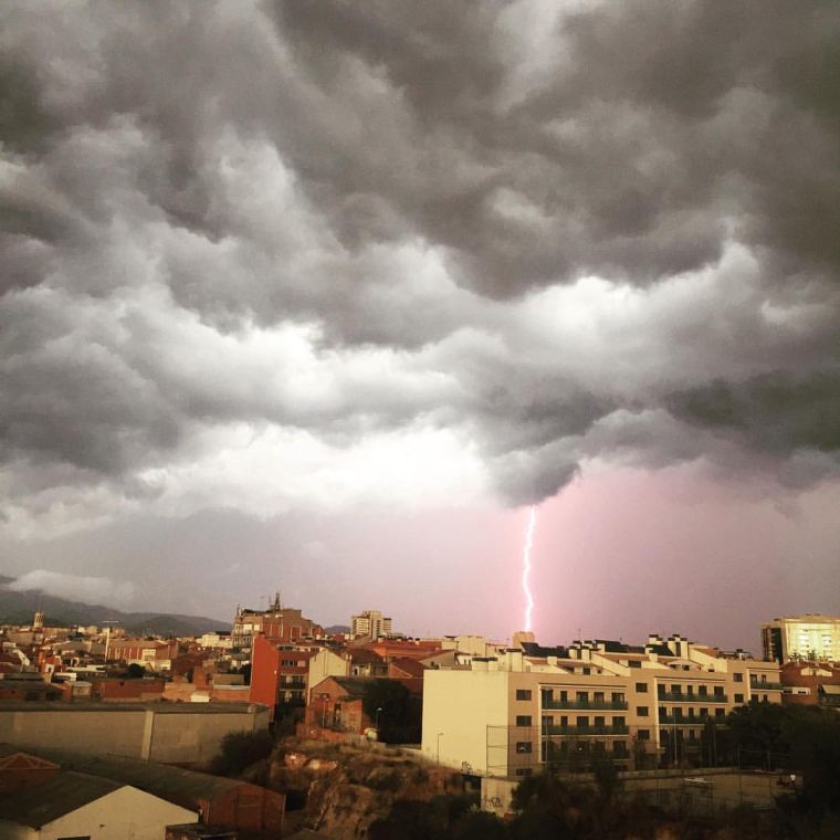 Un llamp cau sobre la ciutat sota un cel de tempesta